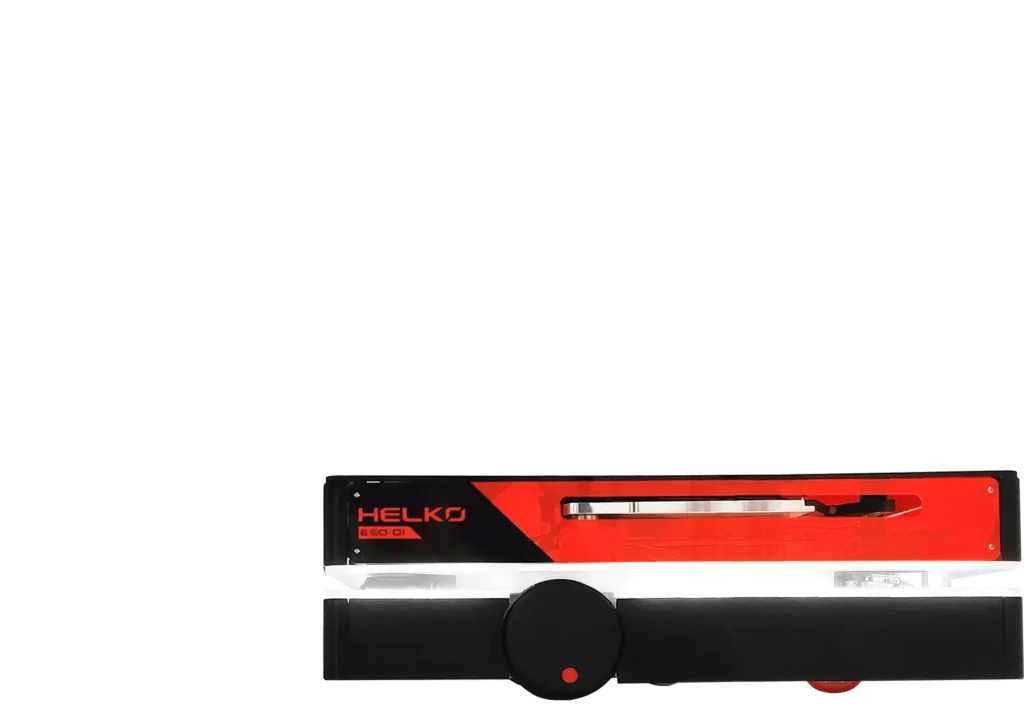 Helko con sistema di aggancio laterale chiuso e luci LED attive, pronto per la movimentazione autonoma del carrello.